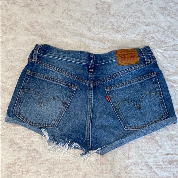 Levi’s Mid Rise Shorts - Picture 2 of 2